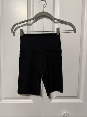 Offline - High-Rise Black Bike Shorts with Side Pockets- size xs